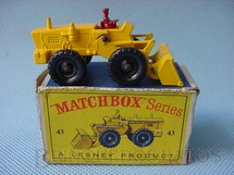 1. Brinquedos antigos - Matchbox - Aveling Barford Tractor Shovel red driver Black Plastic Regular Wheels