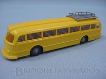 1. Brinquedos antigos - Wiking - Ônibus Mercedes Benz 6600 amarelo com bagageiro e motorista Década de 1960