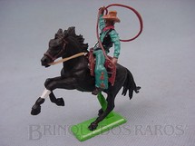 Brinquedos Antigos - Britains - Cowboy montado a cavalo com laço datado 1971