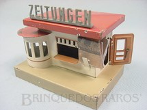 1. Brinquedos antigos - Kibri - Banca de jornal com 9,00 cm de comprimento Acompanha reprodução de miniaturas de jornais da época Década de 1930