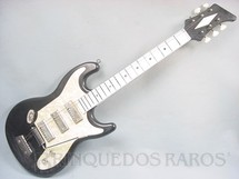 1. Brinquedos antigos - Erregi - Guitarra Elétrica com 75,00 cm de comprimento Década de 1970