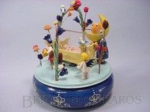 1. Brinquedos antigos - Wendt & Kühn - Caixa de Música Der Mann im Mond com criança no berço anjos pássaros e flores Década de 1940