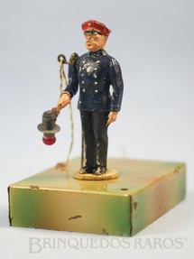 1. Brinquedos antigos - Kibri - Guarda de estação com movimento no braço e Placa com luz 12,00 cm de altura Década de 1930