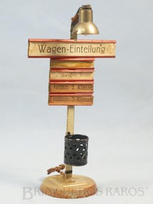 1. Brinquedos antigos - Kibri - Poste de luz com placas de sinalização e cesto de lixo 16,00 cm de altura Década de 1930