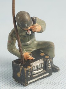 1. Brinquedos antigos - Leila - Soldado Americano ajoelhado com radio Ano 1952
