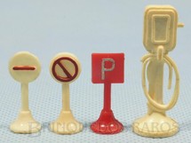 Brinquedos Antigos - Sem identificação - Conjunto com 3 Placas de sinalização de Trânsito com 3,00 cm de altura e uma Bomba de Gasolina Década de 1960