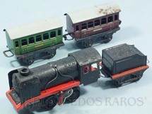 1. Brinquedos antigos - Sem identificação - Conjunto de Locomotiva a Vapor e dois Carros de Passageiros Made in US Zone Década de 1950