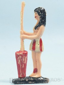 1. Brinquedos antigos - Brinqboy - Figura de Índia Brasileira com Pilão 9,00 cm de altura Década de 1960