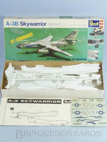 1. Brinquedos antigos - Revell - Avião Douglas A-3B Skywarrior caixa mole Década de 1970