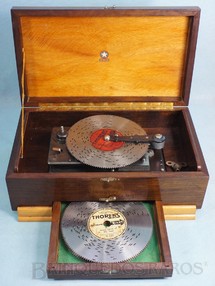 1. Brinquedos antigos - Estrela - Caixa de música com Discos perfurados intercambiáveis com diversas melodias Base medindo 21,00 x 17,00 cm Logotipo Estrella Mecanismo Thorens Suíço Ano 1945