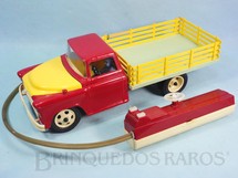 1. Brinquedos antigos - Atma - Caminhão Chevrolet 6500 1957 Atma Mirim anda para frente e para trás com Controle Remoto via cabo 37,00 cm de comprimento Década de 1960