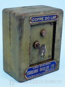 1. Brinquedos antigos - Sem identificação - Cofre do Lar Brinde da Casa Bancária Imobiliária Brasileira Ltda com 11,00 cm de altura Década de 1950
