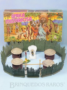 1. Brinquedos antigos - Casablanca e Gulliver - Conjunto Africa Misteriosa versão com Paliçada verde escuro com encaixes perfeitos Quatro cabanas Trono com Rei e Totem 100% original Perfeito estado Ano 1978
