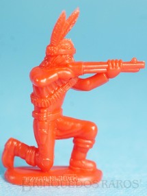 Brinquedos Antigos - Casablanca e Gulliver - Índio ajoelhado atirando com rifle de plástico vermelho 4,00 cm de altura Série Mini Forte Apache Década de 1990
