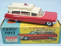 1. Brinquedos antigos - Corgi Toys - Superior Ambulance on Cadillac Chassis with flashing light Luz de emergência operacional Década de 1960