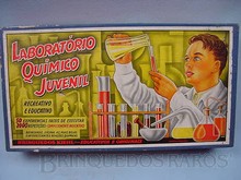 Brinquedos antigos -  - Rótulo da Caixa Laboratório Quimico Juvenil fabricado pela Kiehl Brasil Década de 1950 Trabalho assinado pelo artista Kraus