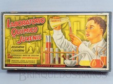 Brinquedos antigos -  - Caixa do Conjunto Laboratório Químico Juvenil fabricada na década de 1960 pela Guaporé Brasil Trabalho assinado pelo artista Kraus 