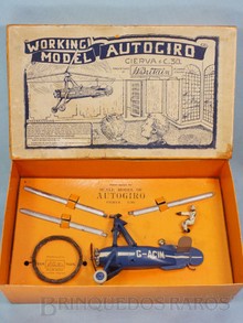Brinquedos antigos -  - Autogiro com 14,00 cm de comprimento Fabricado pela Britains Inglaterra em metal fundido e distribuído na America do Norte pela Cierva & Co. Gira a hélice superior conforme desliza no fio Ano 1935
