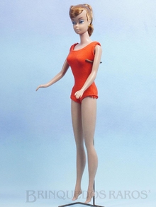 Brinquedo antigo Boneca Barbie loira com cabelos de nylon tipo Ponytail com com 29,00 cm de altura Fabricada pela Mattel EUA em plástico assoprado e vinil. Era vendida com essa apresentação; vestindo um traje de praia Ano 1965
