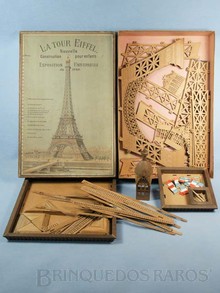 Brinquedos antigos -  - Conjunto de montar uma Torre Eiffel com 120,00 cm de altura La Tour Eiffel. Fabricado em papelão resinado com parte superior em madeira trabalhada Esse conjunto pertenceu ao ator Paul Newman Collection Item Ano 1889