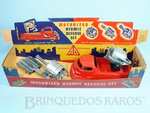 Brinquedos antigos -  - Conjunto Motorized Atomic Defence Set com Caminhão e três Armas intercambiáveis 24,00 cm de comprimento Produzido pela Fábrica Archer Plastics nos Estados Unidos em plástico rígido Apresenta Caixa Original em forma de Expositor com Motor à fricção e Escala 1:24 Década de 1950
