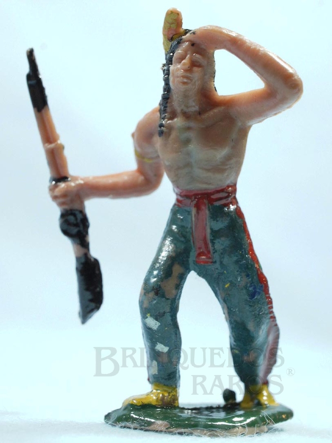 Brinquedo antigo Índio de pé com rifle Casablanca numerado 105 Década de 1970