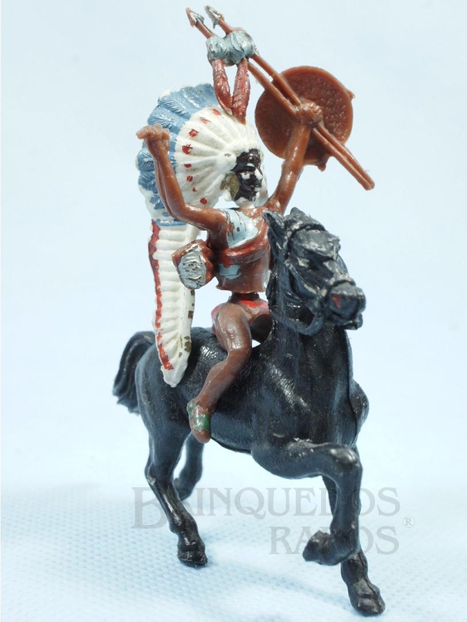 Brinquedo antigo Índio montado a cavalo com lança faca e escudo Ano 1965
