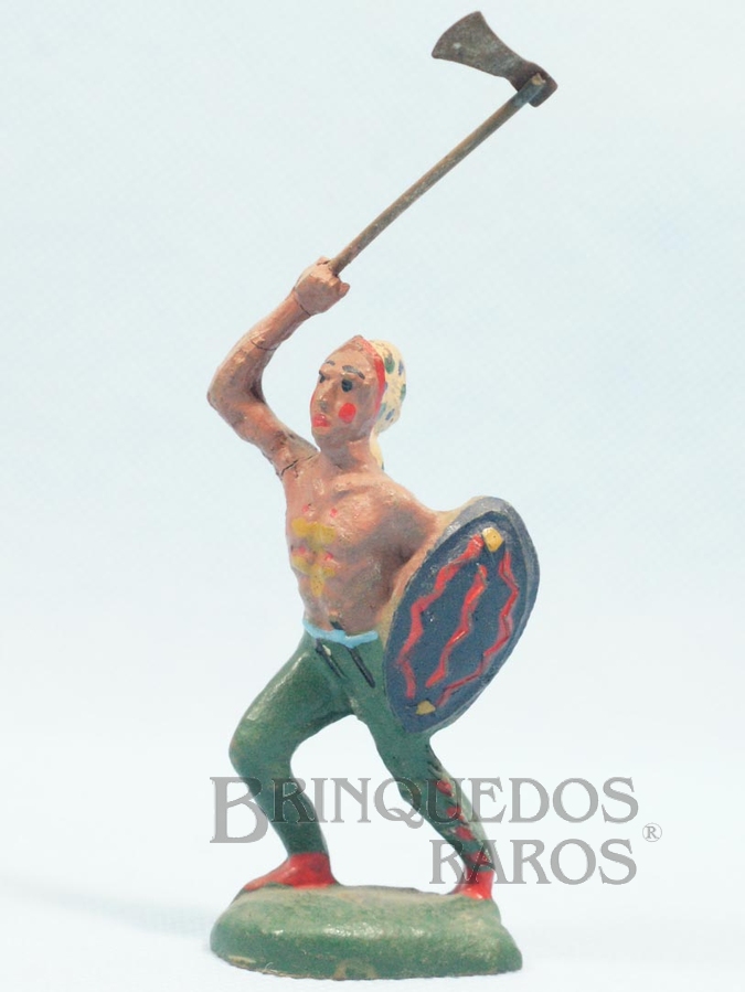 Brinquedo antigo Índio com escudo e machado Década de 1940

