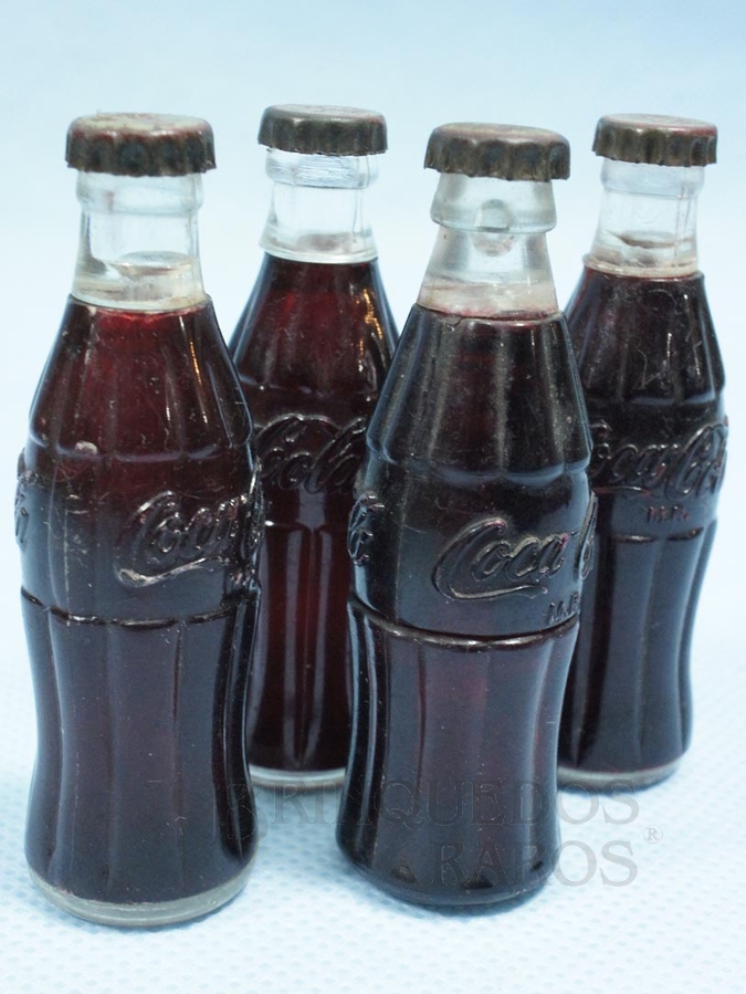 Brinquedo antigo Miniatura de garrafa de Coca Cola com logotipo em alto relevo 6,5 cm de altura Década de 1950