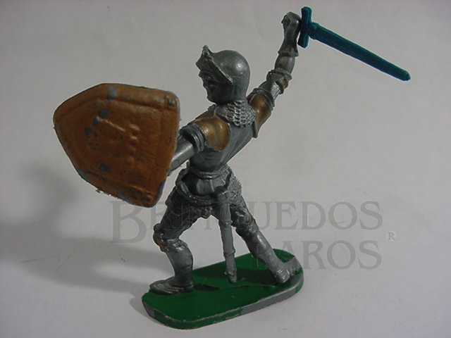 Brinquedo antigo Soldado medieval com armadura escudo e espada