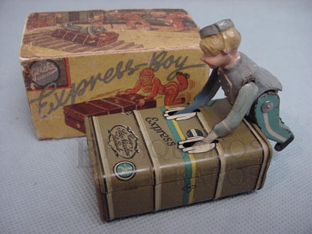 Brinquedo antigo Maleiro empurrando Bau Express Boy Made in US Zone 10,00 cm de comprimento Selo da Casa São Nicolau Década de 1950