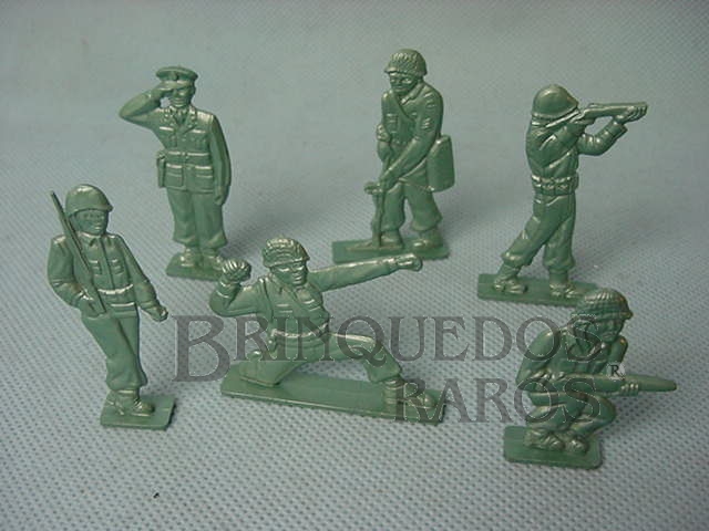 Brinquedo antigo Conjunto de seis soldados tipo Flat com uniforme da Segunda Guerra Década de 1950