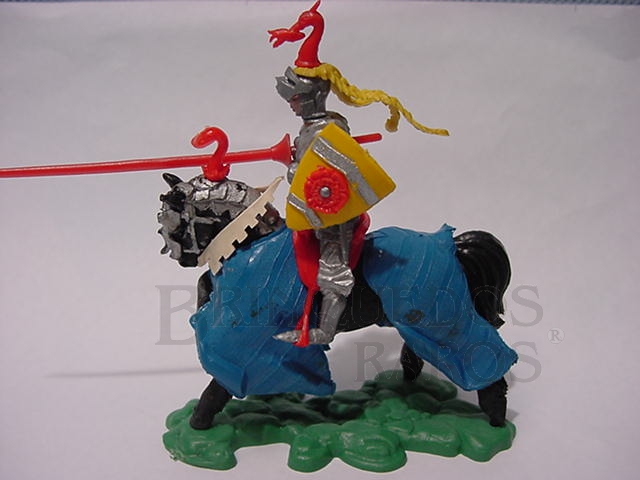 Brinquedo antigo Cavaleiro Medieval com lança e escudo Série Swoppet Posição de Carga Perfeito estado