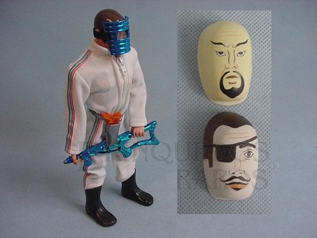 Brinquedo antigo Boneco Moreno sem barba Olhos de Águia com macacão branco Completo com duas máscaras Ano 1982