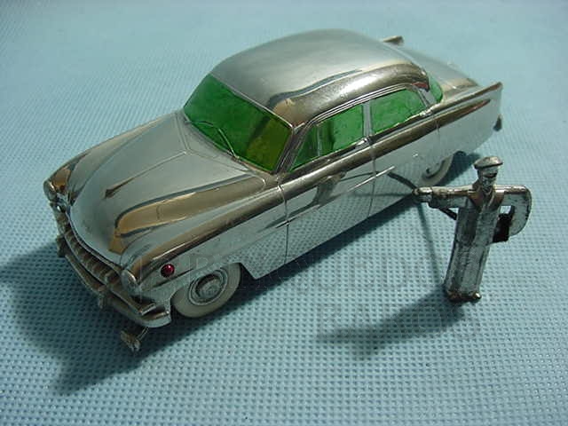 Brinquedo antigo Opel Kapitan 555 de metal cromado com janelas verdes Made in Great Britain Zone Década de 1950