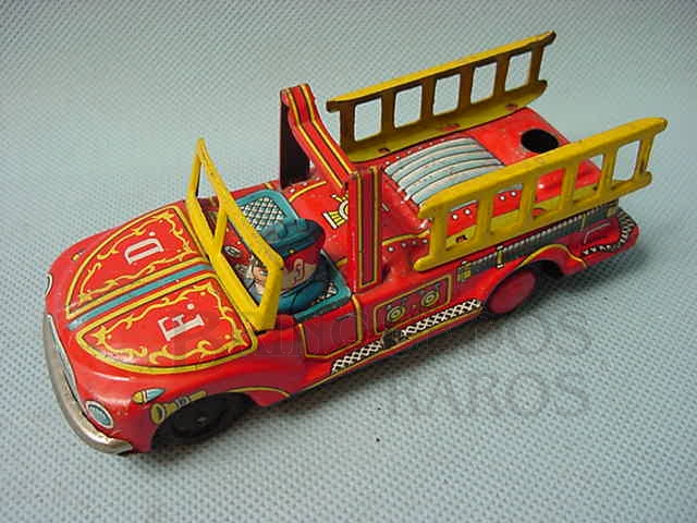 Brinquedo antigo Caminhão com escadas e uma figura 10,00 cm de comprimento Década de 1960