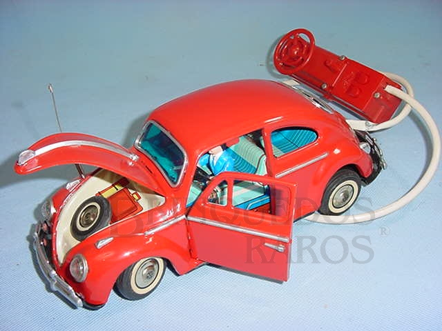 Brinquedo antigo Volkswagen Sedan com 26,00 cm de comprimento Anda para frente para trás e movimente as rodas dianteiras com Controle Remoto via cabo Década de 1960