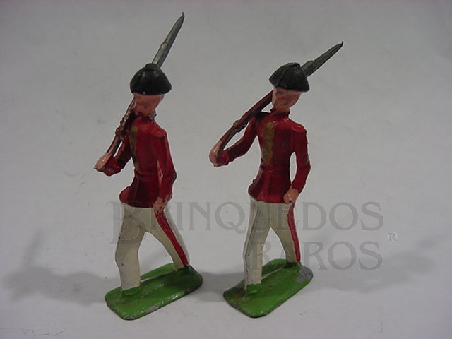 Brinquedo antigo Soldados marchando com uniforme vermelho e branco