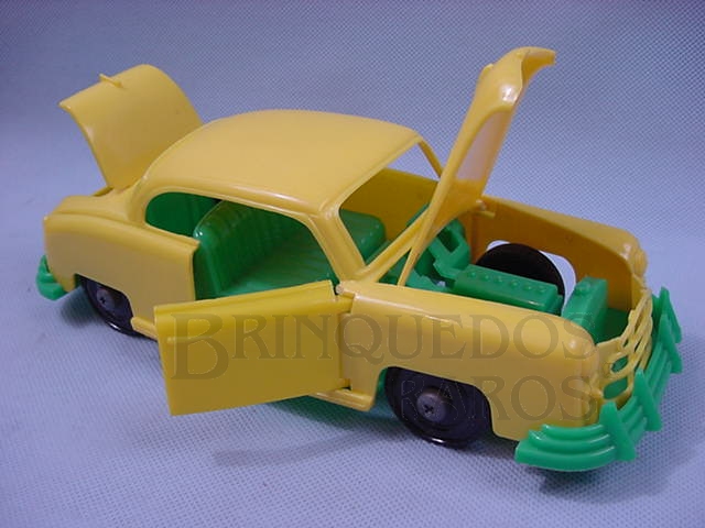 Brinquedo antigo Sedan verde e amarelo com 25 cm de comprimento Abre as portas o Capô e o Porta-malas Importado e distribuído pela Estrela Década de 1950