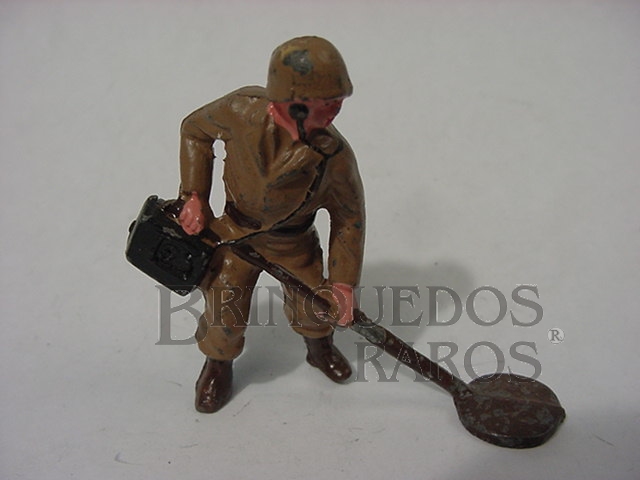 Brinquedo antigo Soldado Americano com detetor de minas uniforme marrom