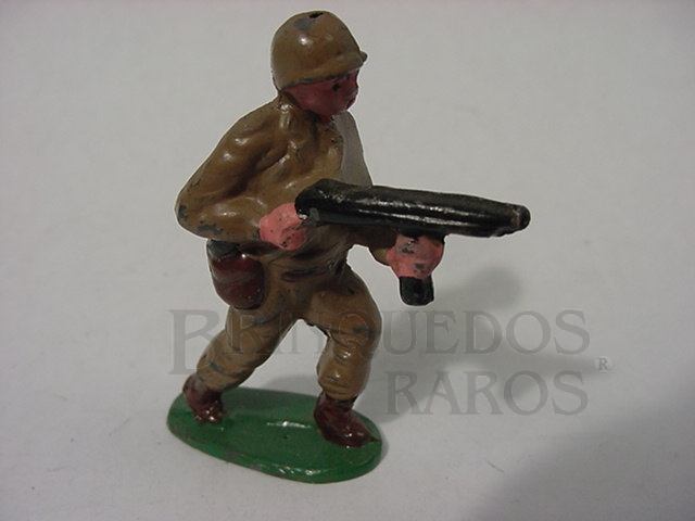 Brinquedo antigo Soldado Americano avançando a pé com metralhadora uniforme marrom