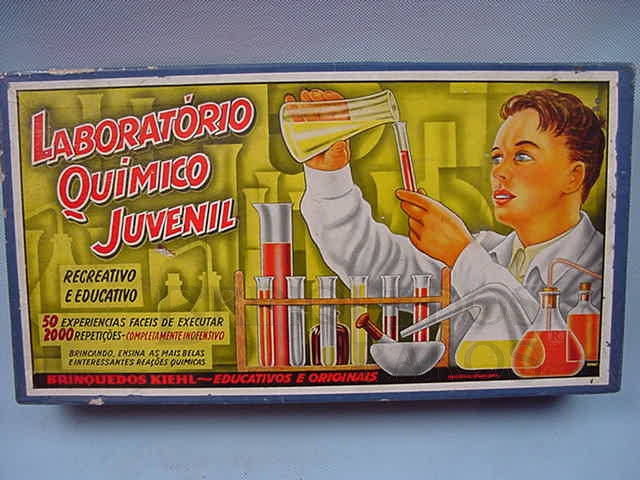 Brinquedo antigo Rótulo da Caixa Laboratório Quimico Juvenil fabricado pela Kiehl Brasil Década de 1950 Trabalho assinado pelo artista Kraus