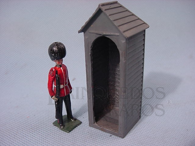 Brinquedo antigo Soldado Scots Guard de pé montando guarda com Fuzil Década de 1960