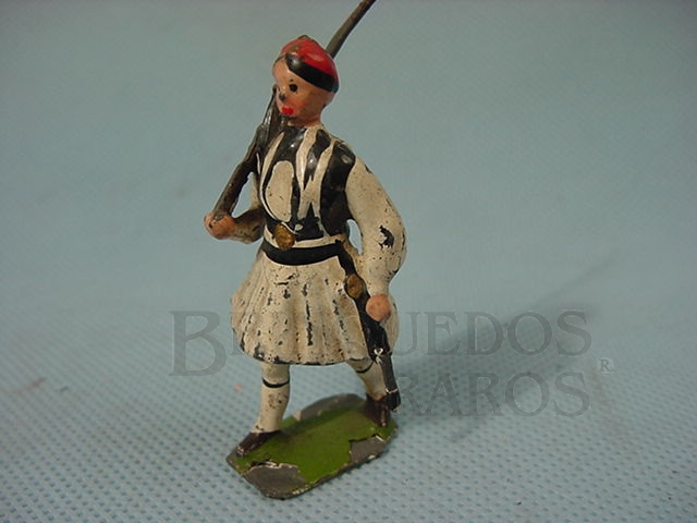 Brinquedo antigo Soldado Grego marchando com fuzil Década de 1950