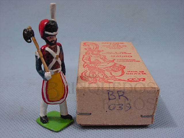 Brinquedo antigo Soldado porta Machado do Batalhão de Fuzileiros em uniforme de gala Brasil 1852 Década de 1980