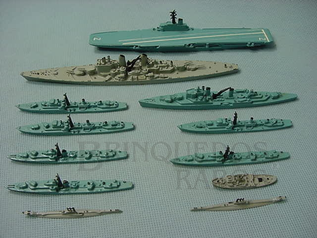 Brinquedo antigo Conjunto de dez navios de guerra e dois submarinos Waterline Models Serie Década de 1960