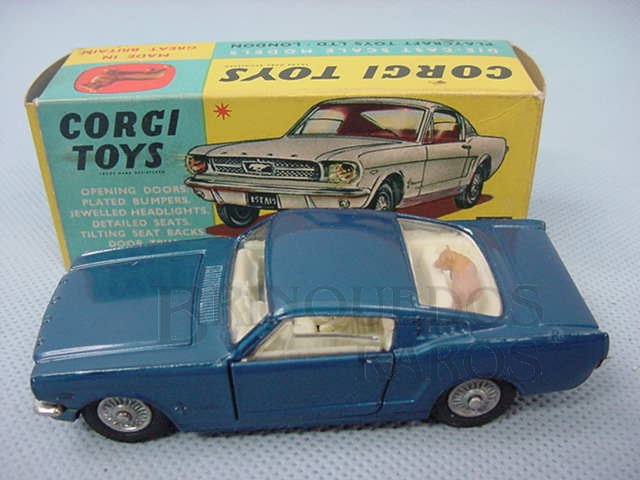 Brinquedo antigo Ford Mustang Fastback 2+2 with the Corgi Dog azul metálico Ano 1966