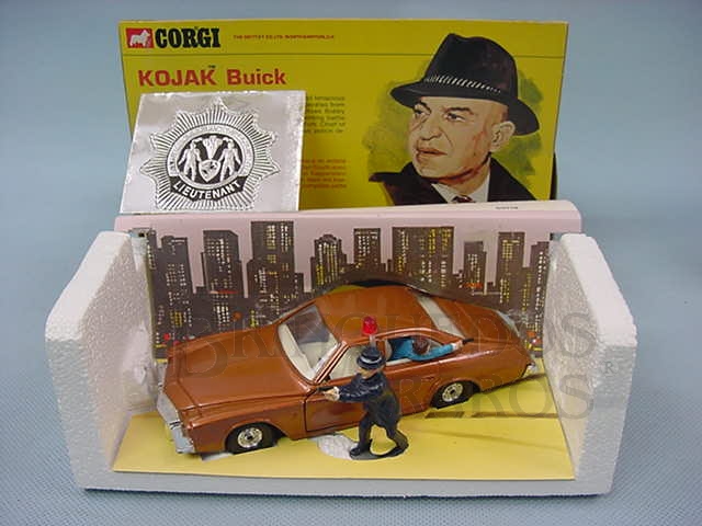 Brinquedo antigo Kojak Buick completo com figuras