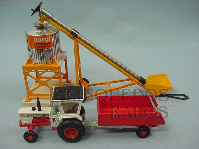 Brinquedo antigo Gift Set David Brow Tractor completo com silo
