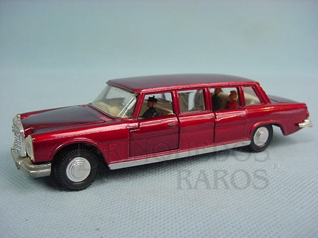 Brinquedo antigo Mercedes Benz 600 vermelha com motorista e passageiros